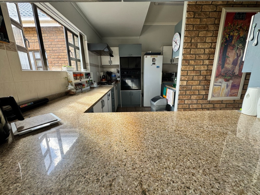 5 Bedroom Property for Sale in Stilbaai Wes Western Cape